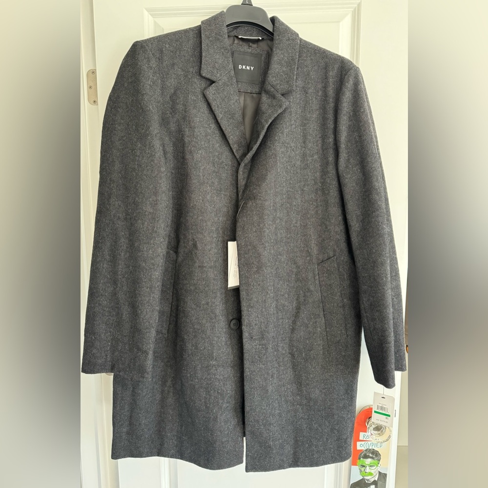 Brand New DKNY Men's Wool Blend Notch Collar Coat, size L in grey herringbone
